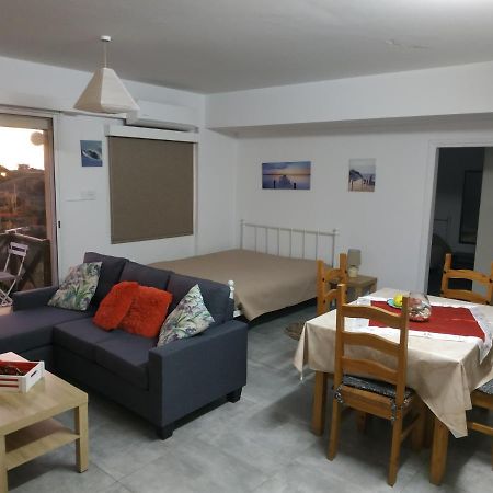 Adonis Apartment Paphos Bagian luar foto