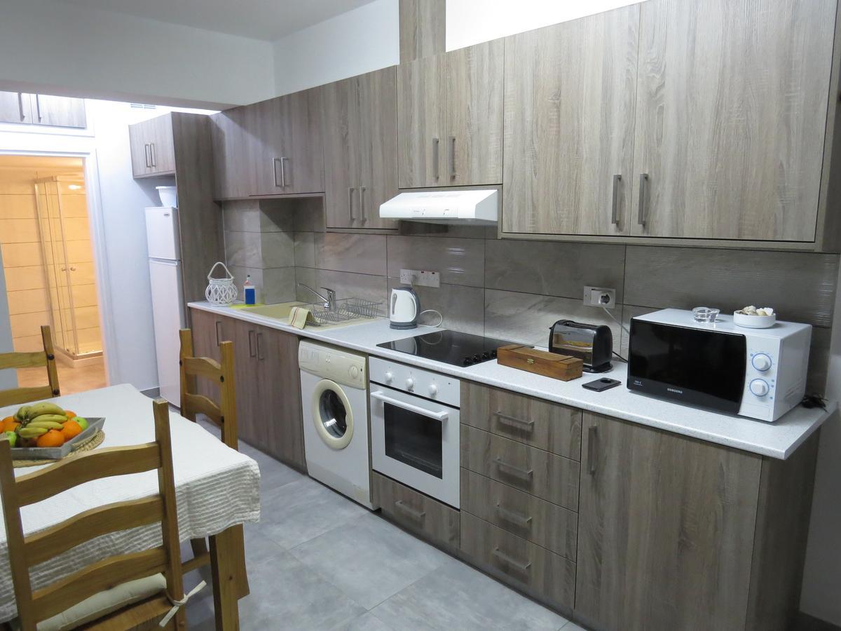 Adonis Apartment Paphos Bagian luar foto