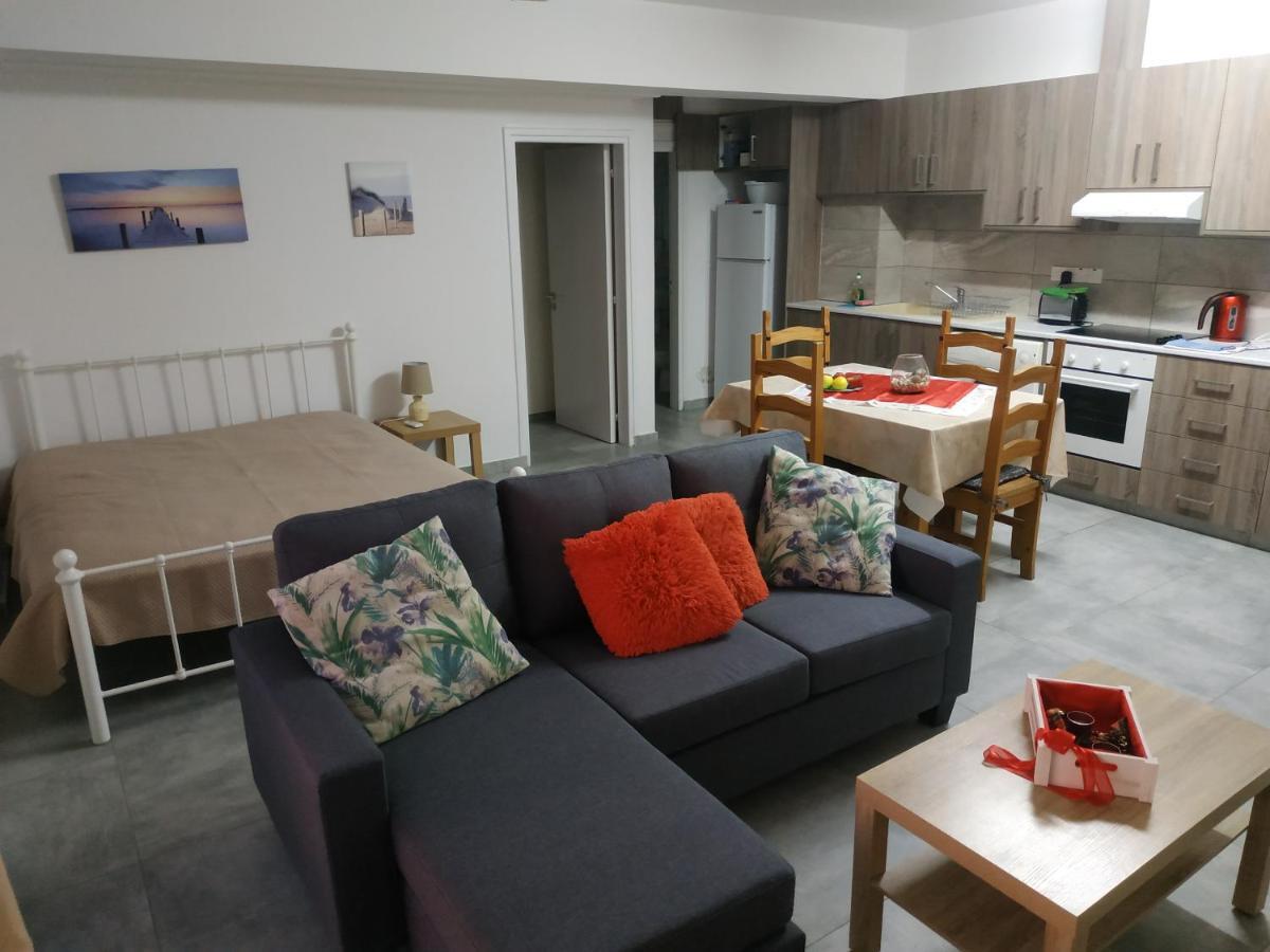 Adonis Apartment Paphos Bagian luar foto